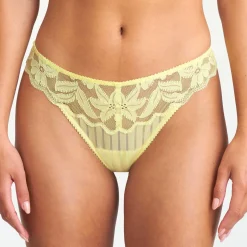 String En Dentelle