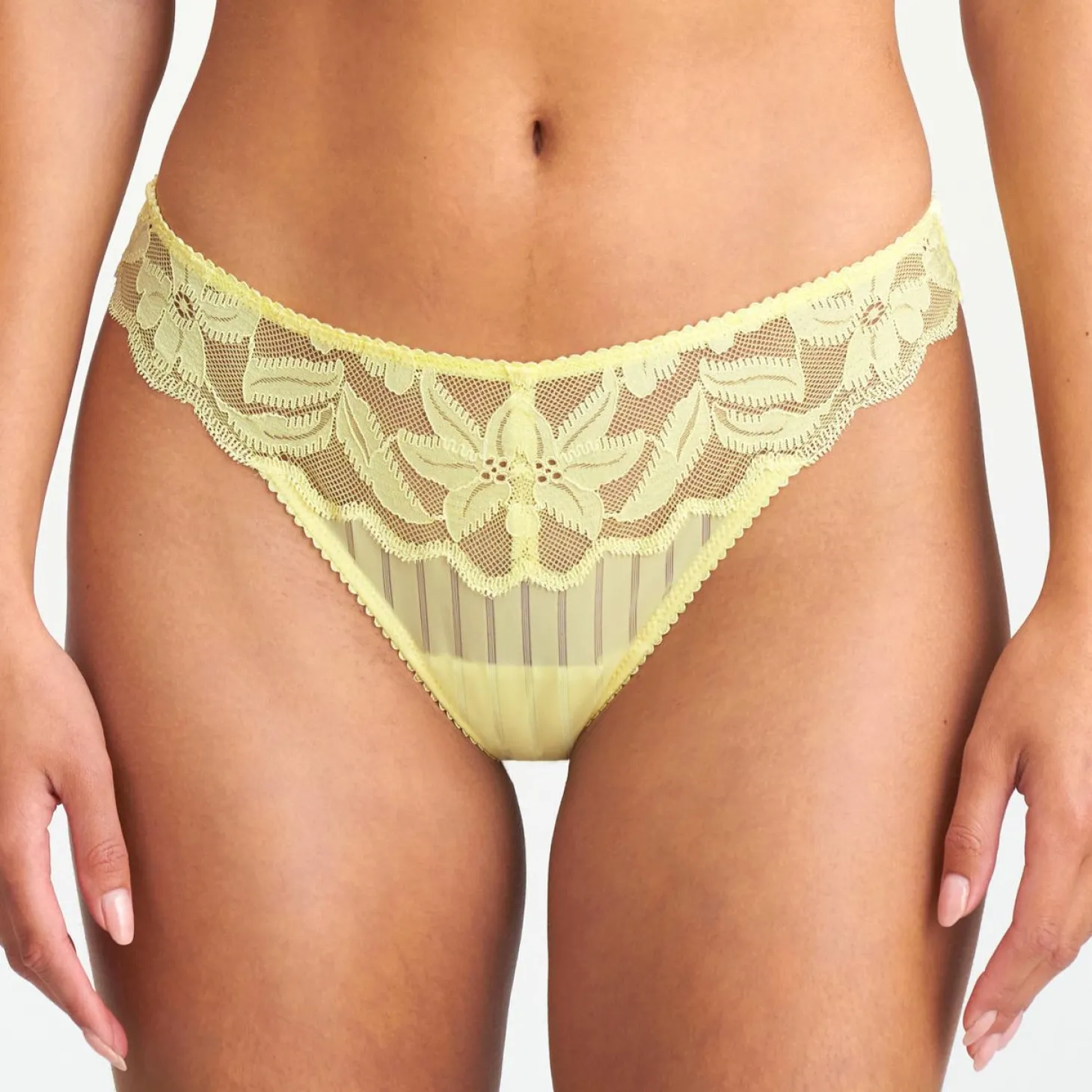String En Dentelle
