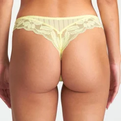 String En Dentelle