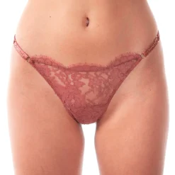 String En Dentelle