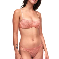 String En Dentelle