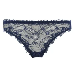String En Dentelle