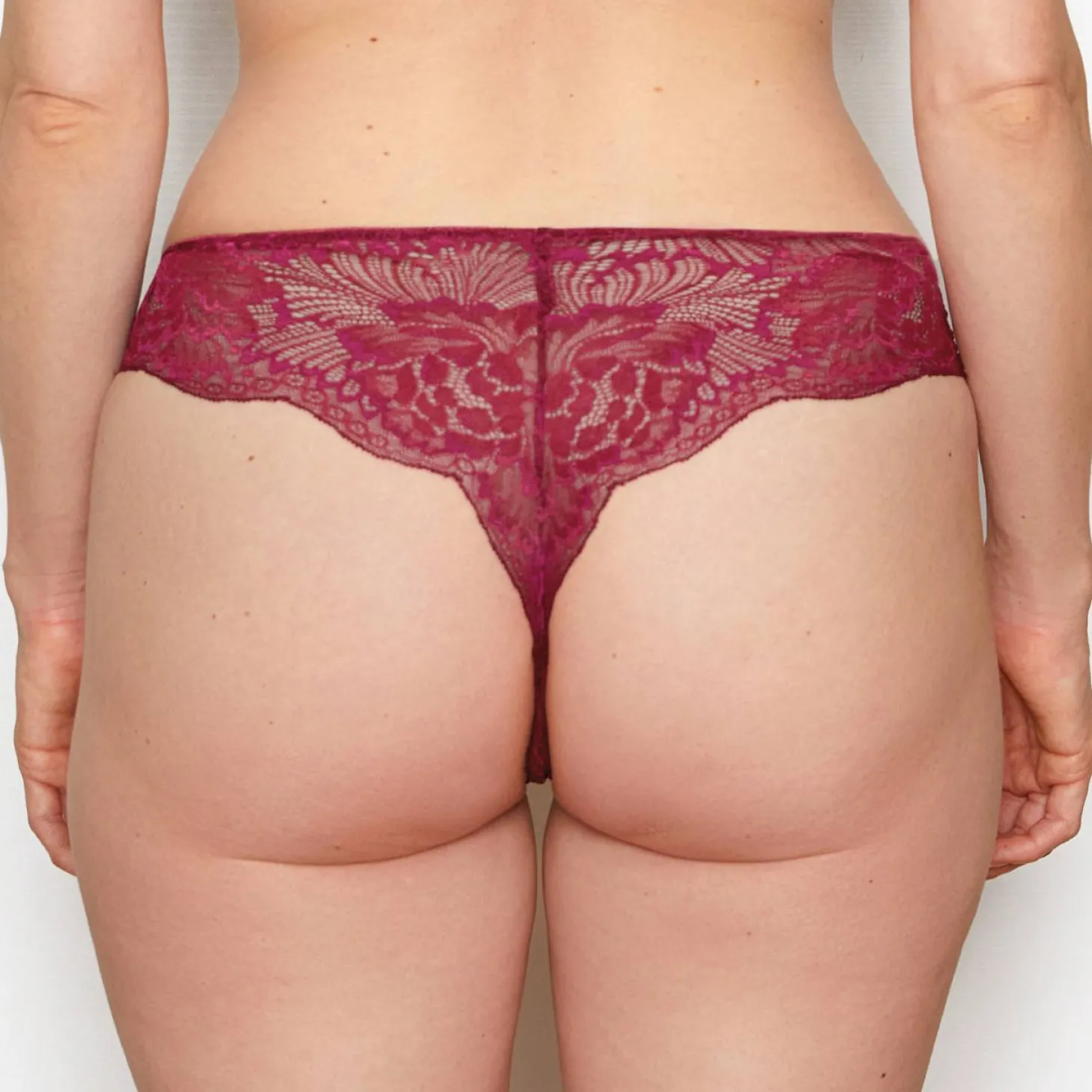 String En Dentelle